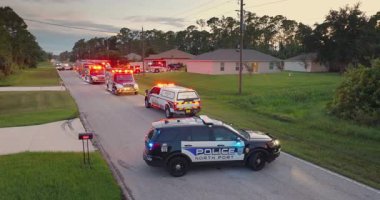 Yangın alarmına ilk müdahale ekipleri yangını söndürmeye hazır olarak geldi. Acil servis personeli Florida 'daki potansiyel yangın tehlikesine müdahale ediyor.