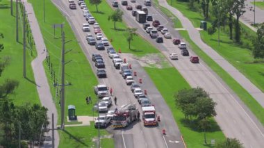 Amerikan caddesindeki araba kazasına ilk müdahale ekipleri geldi. Acil servis, ABD 'de trafik kazası kurbanlarına yardım ediyor.