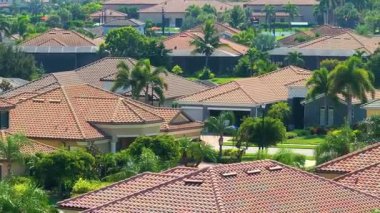 Güneybatı Florida 'da yeşil palmiye ağaçları arasında pahalı evleri olan kapılı bir topluluk. ABD 'de birinci sınıf konut geliştirme.