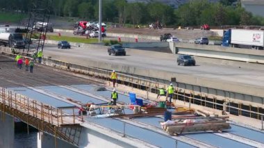 Amerikan otoyol köprüsünde inşaat halindeki işçiler. Ellenton 'daki köprü nehrine yeni şeritler ekliyorum. Trafik altyapısının geliştirilmesi