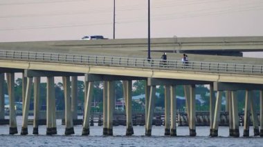 Florida 'da nehir boyunca giden bir köprüdeki otoyol. Punta Gorda ve Port Charlotte 'u Amerika' ya bağlayan ulaşım altyapısı