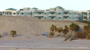 Kasırga sonrası temizlik. Florida 'da okyanus kıyısındaki kum alıcı bölgede kum yığınları.