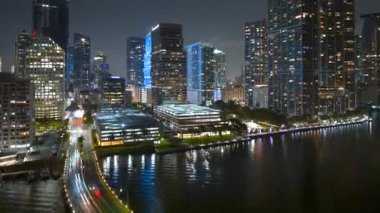 Miami Brickell, Florida, ABD 'de. Aydınlatılmış Amerikan şehir merkezi ofis bölgesinin zamanı. Modern ABD megapolis 'teki yüksek ticari gökdelen binaları