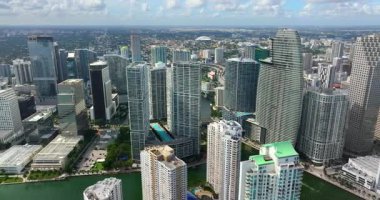 Miami Brickell, Florida, ABD. Şehir merkezindeki beton ve cam gökdelen binalar. Güneşli bir günde iş dünyasının finans bölgesiyle Amerikan megapolis 'i