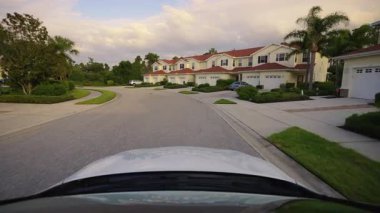 Amerikan caddesinde, Florida 'daki apartman daireleri arasında araba kullanan bir bakış açısı. Ulaşım kavramı.