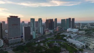 Modern Amerikan megapolis 'indeki gökdelen binaları. Gün batımında ABD 'nin Florida kentindeki Miami Brickell şehir merkezinin hava görüntüsü..