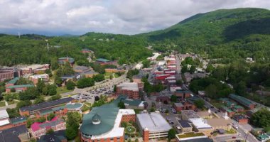 Blue Ridge Dağları 'ndaki küçük bir kasaba. Boone, Kuzey Carolina. Tarihi binaları olan kırmızı tuğla mimari Appalachian Dağları. Popüler turizm merkezi