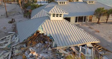 Fırtına, Florida, Englewood 'daki Milton Kasırgası' ndan sonra limandaki evlerde ciddi hasara yol açtı. Körfez kıyısındaki yıkılmış evler