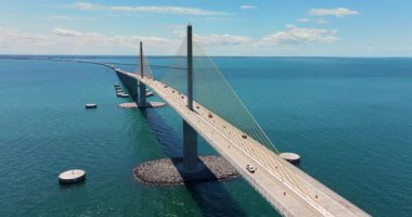 Florida, ABD 'deki Sunshine Skyway Köprüsü. Tampa Körfezi üzerinde trafik.