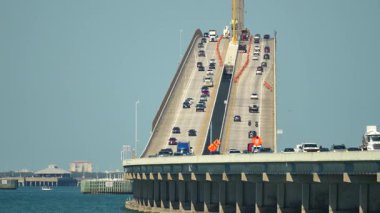 Florida 'daki Tampa Körfezi' nin üzerinde trafik hareket halindeyken Sunshine Skyway Köprüsü. Ulaşım altyapısı kavramı