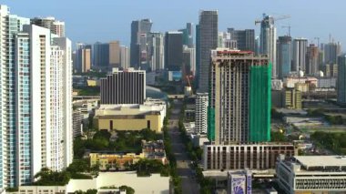 Yüksek konutlu inşaat sahalarındaki vinçleri kaldırmak. Miami 'de gayrimenkul geliştirme