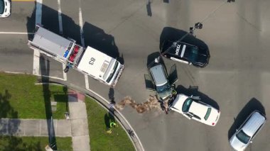 Florida 'da Amerikan caddesinde trafik kazası. ABD 'de trafik kazası kurbanlarına yardım eden ilk ekipler. Kaza yerine gelen acil servislerin hava görüntüsü