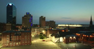 Kentucky, ABD 'nin Lexington şehrinin şehir merkezi manzarası. Modern Amerikan megapolis 'inde yüksek gökdelen binaları olan gece silueti