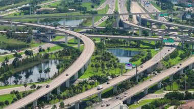 Miami, Florida 'da çok şeritli otoyol kavşağında hızlı giden arabalar var. ABD ulaştırma altyapısının üstü.