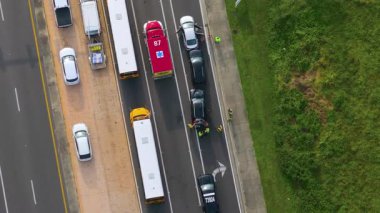 Florida 'da otoyolda araba kazası. Acil servis personeli ABD 'de şehir caddesinde araba kazası kurbanlarına yardım ediyor.