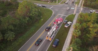 Amerikan caddesindeki kazaya acil servis personeli ve araçların karıştığı bir kaza alanı. ABD 'de trafik kazasına ilk müdahale ekipleri yardım ediyor.