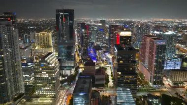Florida, ABD 'de Miami Brickell şehir merkezindeki beton ve cam gökdelen binaları. İşletme finans bölgesiyle Rıhtımlı Amerikan megapolis