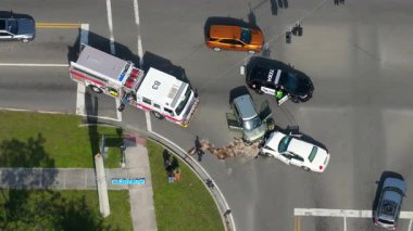 Florida 'daki araba kazasına ilk müdahale ekipleri. Acil servis çalışanları ABD 'de trafik kazası kurbanlarına yardım ediyor.