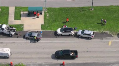 Florida 'daki araba kazasına ilk müdahale ekipleri. Acil servis çalışanları ABD 'de trafik kazası kurbanlarına yardım ediyor..