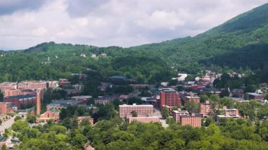 Tarihi Amerikan kasabası Boone North Carolina Appalachian dağları. Watauga County, ABD 'deki eski şehir mimarisi. Yukarıdan sokaklar ve tarihi binalar.