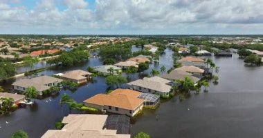 Florida, ABD 'deki yerleşim birimlerinde kasırga evleri sular altında bıraktı. Doğal afetten sonra.