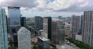 Florida, ABD 'deki Miami şehir merkezi ofis bölgesi. Modern Amerikan megapolis 'indeki yüksek ticari ve meskun gökdelen binaları