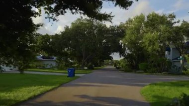 Venice, Florida yerleşim bölgesindeki evler arasında Amerikan caddesinde araba süren bir bakış açısı. Ulaşım kavramı