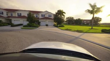 Posta arabası ABD 'de şehir caddesinde sürüyor. Florida yerleşim bölgesindeki apartmanlar arasındaki banliyö Amerikan caddesi