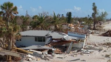 Yıkıma ya da onarıma ihtiyacı olan yıkılmış bir bina. Fırtına dalgaları ve rüzgâr yüzünden ev çatısı hasar gördü ve Florida 'da kasırga üstüne duvarlar çöktü.