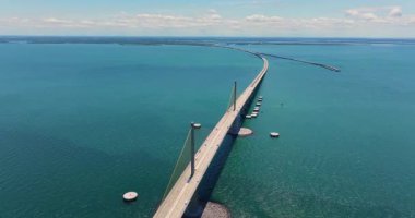 Florida 'daki Tampa Körfezi üzerindeki Sunshine Skyway Köprüsü' nün hava görüntüsü. Ulaşım altyapısı kavramı.