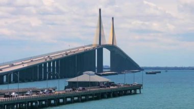 Florida, ABD 'nin ulaşım altyapısı. Tampa Körfezi üzerindeki Sunshine Skyway Köprüsü. Sürücü arabaları ve balıkçı iskelesi..