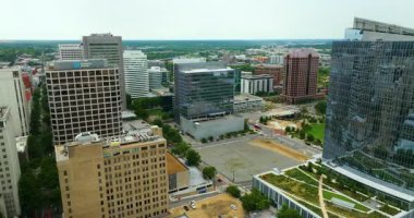 Virginia, ABD 'deki Richmond şehrinin şehir merkezindeki hava manzarası. Modern Amerikan şehir merkezindeki yüksek gökdelen binaları.