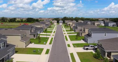Kırsal ABD banliyölerindeki Amerikan sosyal konutları. Florida 'nın güneybatısındaki küçük bir kasabadaki büyük yerleşim yerlerinin görüntüsü.