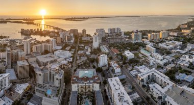 Gün batımında Sarasota şehrinin havadan görünüşü. Yüksek binalar ve ufukta Ringling Köprüsü var. Florida 'da gayrimenkul geliştirme. ABD seyahat hedefi.