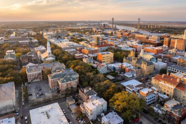 Savannah, Georgia 'nın havadan görünüşü. Amerikan şehri tarihi mimarisi. ABD geceleri panoramik şehir manzarası.
