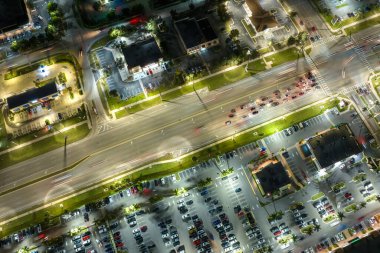 Kuzey Port, Florida 'da birçok araba kullanan Amerikan otoyolu ve alışveriş merkezlerinin hava manzarası..