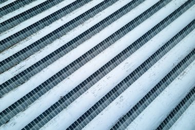 Kar, temiz elektrik enerjisi üretmek için sıralanmış güneş fotovoltaik panelleriyle sürdürülebilir elektrik santralini kapladı. Kuzey kışında yenilenebilir elektriğin düşük etkisi.