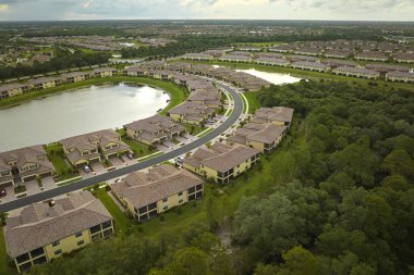 Florida 'da göl suyu olan kapalı yaşam kulüplerinin hava manzarası. Amerikan banliyölerinde emlak gelişimine örnek olarak aile evleri.