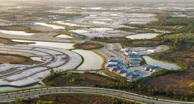 Hazırlanmış zeminde inşaatın başlaması. Amerikan kırsal kesiminde büyük bir inşaat alanı. ABD banliyölerinde konut geliştirme. ABD 'de emlak piyasası.