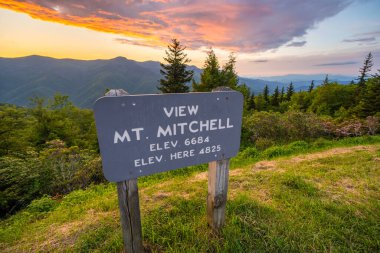 Kuzey Carolina Appalachian dağlarındaki Blue Ridge Parkway 'de araba yolculuğu. Mitchell Dağı Overlook yaz mevsiminde gün batımında. Güzel doğanın yaz manzarası.