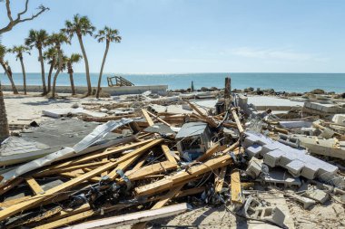 Okyanus kıyısındaki yıkılmış evler. Milton Kasırgası 'nın sonuçları Englewood, Florida' da. Fırtına şiddetli hasar verdi..