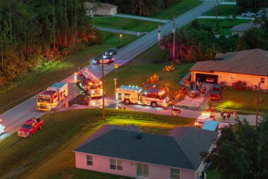 Florida yerleşim yerindeki karbon monoksit kazasına acil servis personeli cevap veriyor. Özel evin yangın tehlikesini araştıran ilk ekipler..