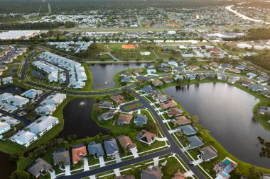 Florida 'nın güneybatısındaki yeşil palmiye ağaçları arasında pahalı malikaneler. Zengin yerleşim yerlerinin hava manzarası.