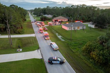 İtfaiyeci kamyonları banliyö evinin yangın alarmında. Florida 'daki potansiyel yangın tehlikesine ilk müdahale ekibi..