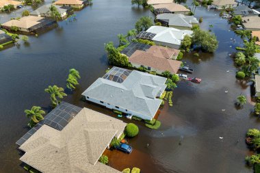 Florida 'nın banliyölerinde su altında kalan araçlar ve sel basmış yağmur suyu evleri. Güney Amerika 'daki doğal afet sonrası.