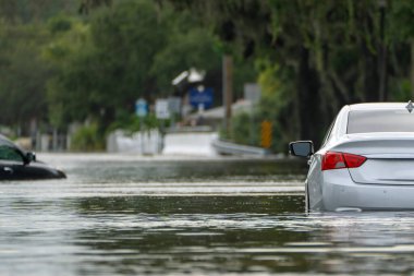 Florida yerleşim bölgesinin etrafını sularla çevrili batık arabalarla dolu bir yol. Debby Kasırgası Doğal Afet.