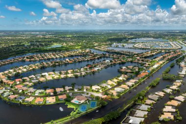 Debby Kasırgası yüzünden Florida 'da sel baskını. Sarasota 'daki sel sularıyla çevrili Laurel Meadows yerleşim bölgesindeki banliyö evleri. Doğal afetten sonra.