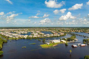 Florida 'da sel, tropikal fırtınadan kaynaklanıyor. Kırsal alanda sel sularıyla çevrili çiftlik evleri. Doğal afetten sonra.