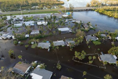 Florida yerleşim bölgesinde sağanak yağıştan sonra yerleşim yerlerini çevreleyen yüksek su baskınları. Doğal afetin sonuçları..