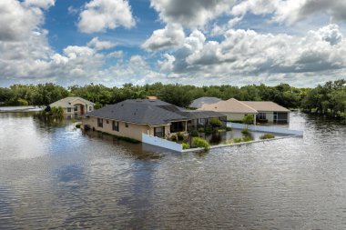 Debby kasırgası, Florida 'nın Sarasota kentindeki banliyö yerleşim yerlerini sular altında bıraktı. Doğal afetten sonra.